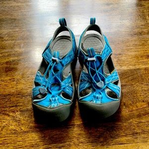 Women’s Keens waterproof sandals size 6